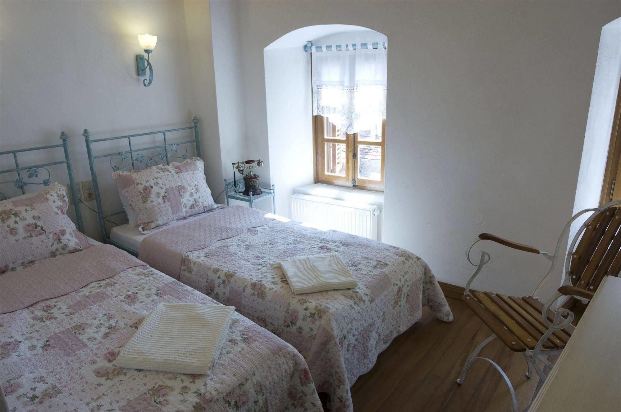 Des Etrangers - Special Category Canakkale